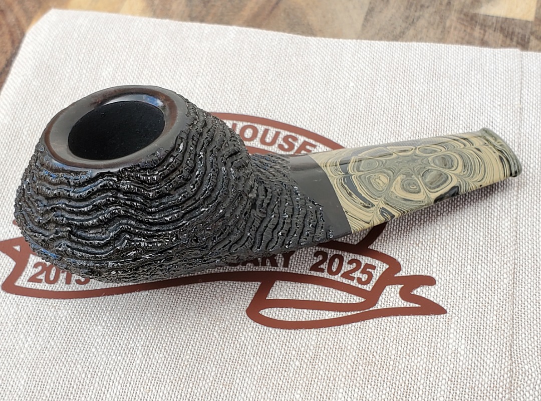 SOLD - 10th Anniversary Cardinal House Munn Blade-shank Pocket Bulldog 1021